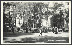 17188 Gezicht op de kaasmarkt met kaasbrikken op de Markt te Breukelen.